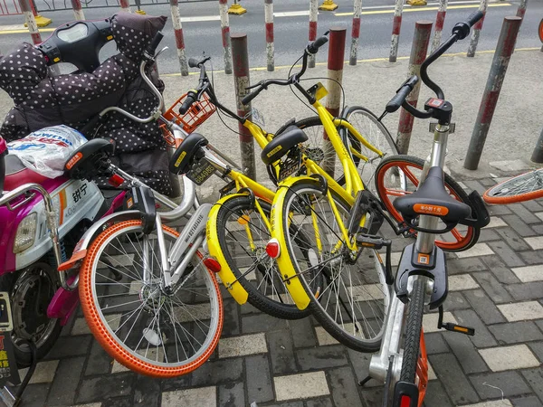 Rowery Usług Wypożyczanie Rowerów Mobike Ofo Zaparkowane Losowo Drodze Szanghaju — Zdjęcie stockowe