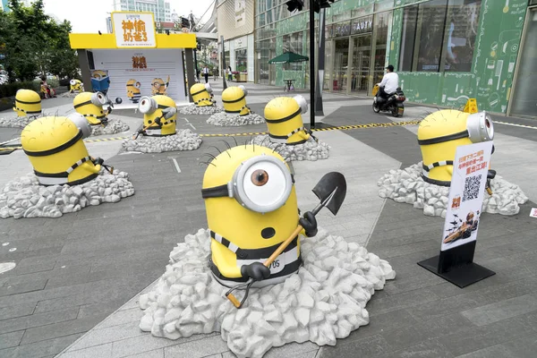 Hundreds Minions Shaped Sculptures Armed Spades Promote American Computer Animated — Stock Photo, Image
