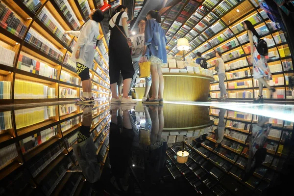 Clienti Leggono Libri Presso Libreria Zhongshuge Nella Città Yangzhou Provincia — Foto Stock