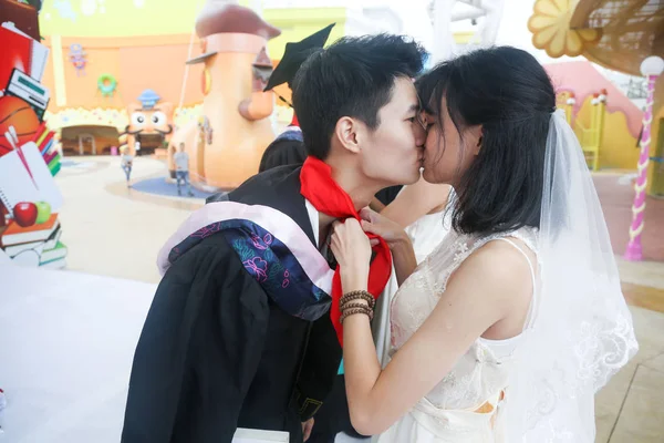 2017년 11일 후베이성 우한시의 놀이공원에서 커플을 결혼식에서 신랑이 신부에게 키스를 — 스톡 사진