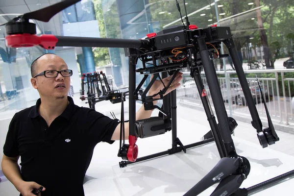 Chinese Visitor Looks Drone Display Headquarters Dji Shenzhen City South — Stock Photo, Image