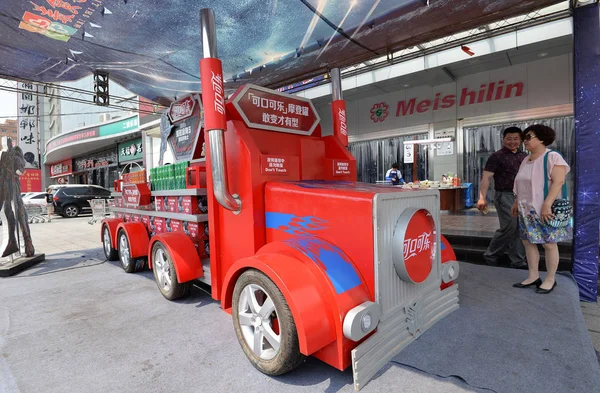 Latas Fanta Coca Cola Sprite Refrescos Con Dibujos Animados Optimus — Foto de Stock