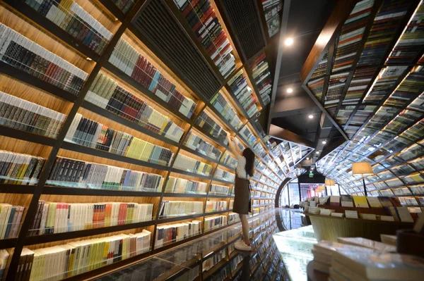 Empleado Chino Exhibe Libros Librería Zhongshuge Ciudad Yangzhou Provincia Jiangsu — Foto de Stock