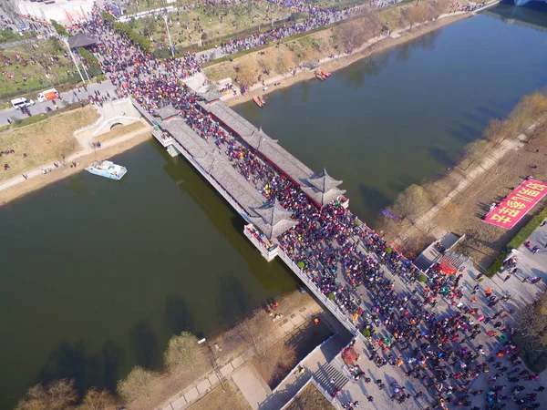 Veduta Aerea Dei Fedeli Cinesi Che Affollano Taiping Bridge Pregare — Foto Stock