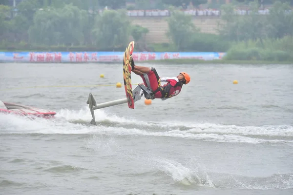 Chiński Stunt Wykonawca Wykonuje Akrobacje Tiancheng Lake Neijiang Miasta Południowo — Zdjęcie stockowe