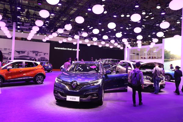 Gente Visita Stand Renault Durante 17ª Exposición Internacional Industria Automotriz — Foto de Stock