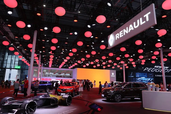 Nsanlar Renault Standı Ziyaret Sırasında Shanghai Uluslararası Otomobil Sanayi Fuarı — Stok fotoğraf
