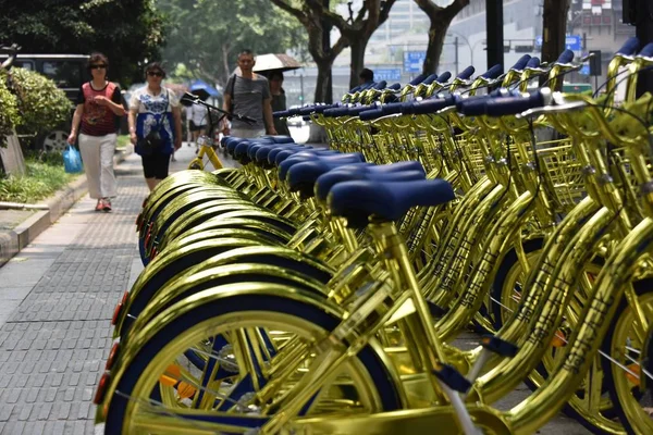 2017 日中国東部の浙江省杭州市の道に中国自転車共有サービス Coolqi の黄金の自転車が並んでいます — ストック写真