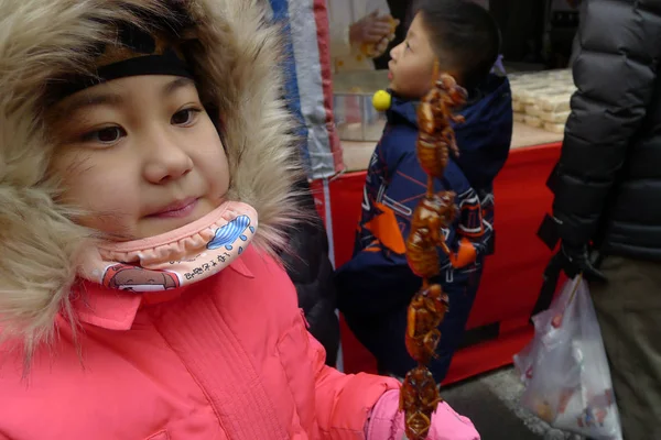 Молодая Китаянка Смотрит Жареные Цикады Продажи Ларьке Храмовой Ярмарке Городе — стоковое фото