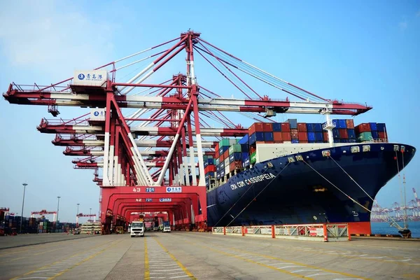 Een Vrachtschip Geladen Met Containers Worden Verscheept Het Buitenland Ligplaatsen — Stockfoto