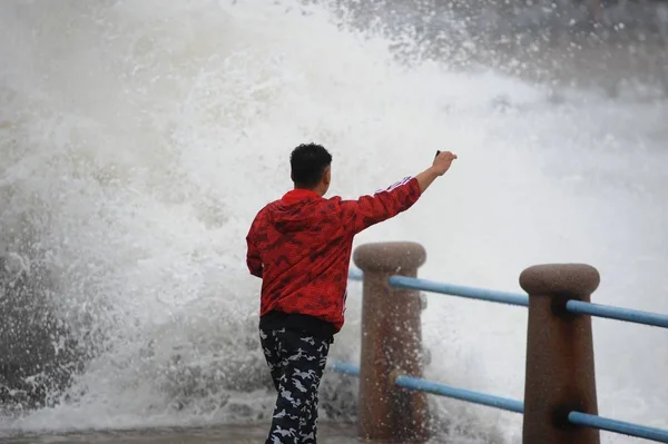 Tourist Takes Photos Waves Tidal Bore Surge Barrier Banks Seacoast — стоковое фото