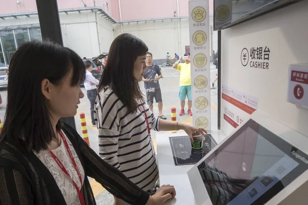 Customer Uses Her Smartphone Pay Her Purchase City First Bingobox — Stock Photo, Image