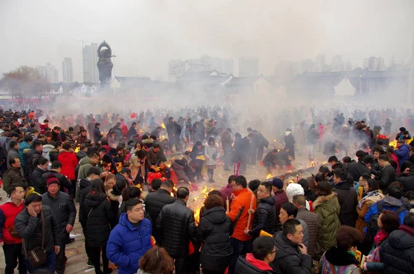 Chinese Worshippers Burn Incense Sticks Pray Wealth Happiness Worship God — ストック写真