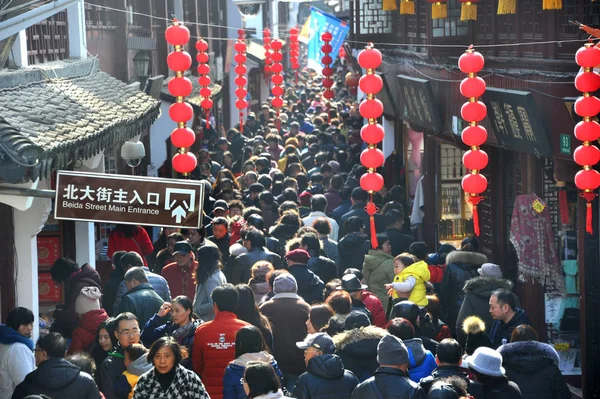 Turistas Reúnem Cidade Velha Qibao Para Celebrar Ano Novo Lunar — Fotografia de Stock
