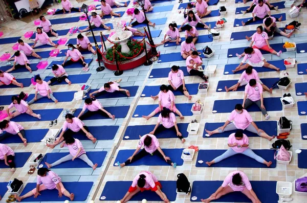 Des Femmes Enceintes Pratiquent Yoga Sur Une Place Ville Wuhan — Photo