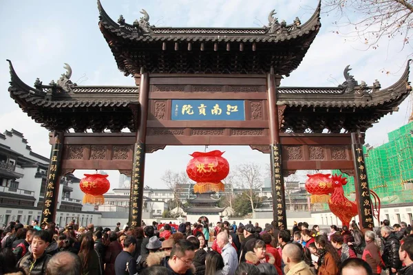 Turister Folkmassan Konfucius Tempel För Att Fira Det Kinesiska Nyåret — Stockfoto