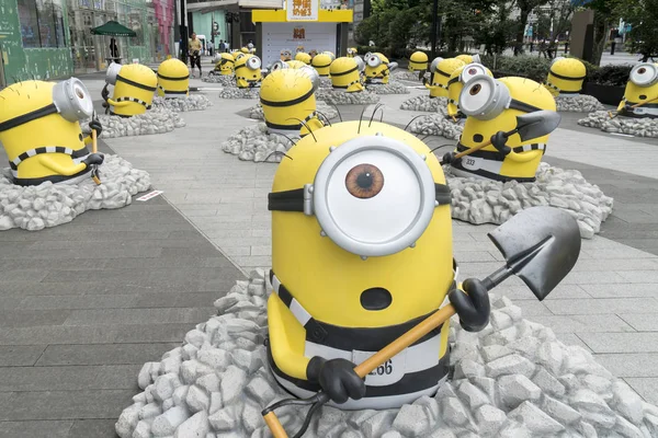 Hundreds Minions Shaped Sculptures Armed Spades Promote American Computer Animated — Stock Photo, Image