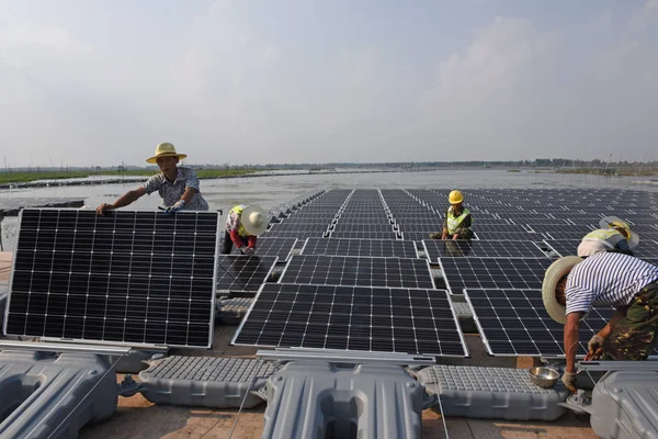 Trabajadores Chinos Instalan Paneles Solares Planta Energía Solar Flotante Más — Foto de Stock