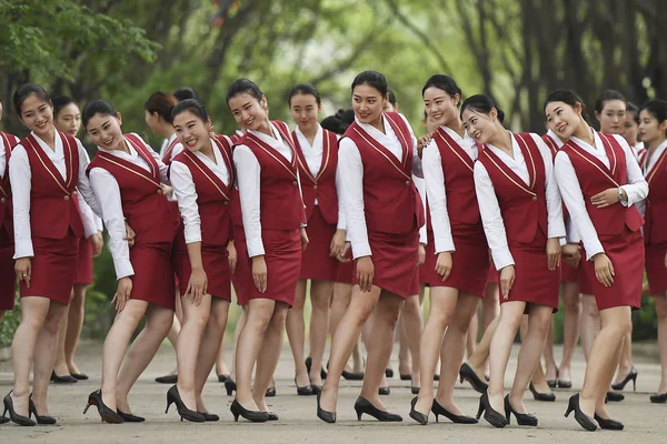 Las Graduadas Auxiliares Vuelo Mayores Vestidas Con Uniformes Azafata Posan — Foto de Stock