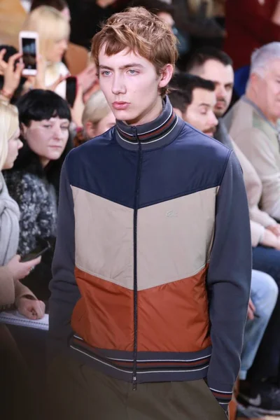 Mannequin Présente Une Nouvelle Création Défilé Lacoste Lors Fashion Week — Photo