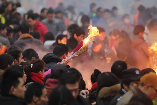 Los Adoradores Chinos Queman Varillas Incienso Para Orar Por Riqueza —  Fotos de Stock