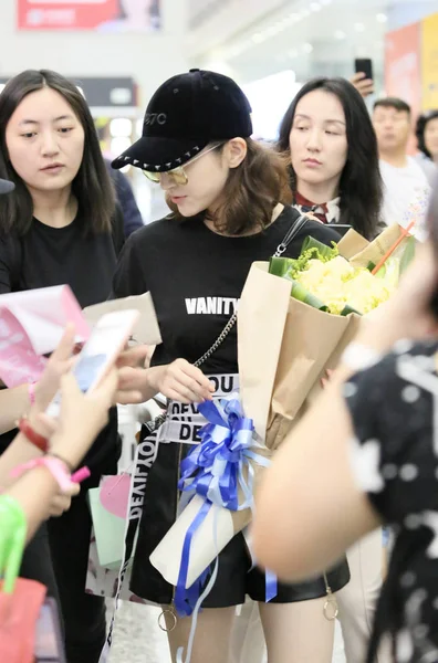 Kinesisk Skådespelerska Jing Tian Centrera Interagerar Med Fans Guangzhou Baiyun — Stockfoto