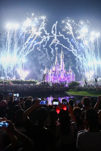 Feuerwerk Explodiert Über Der Disneyburg Während Der Zeremonie Zum Ersten — Stockfoto