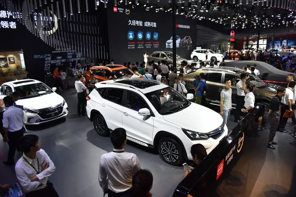 Gente Visita Stand Byd Durante 21º Salón Internacional Del Automóvil —  Fotos de Stock