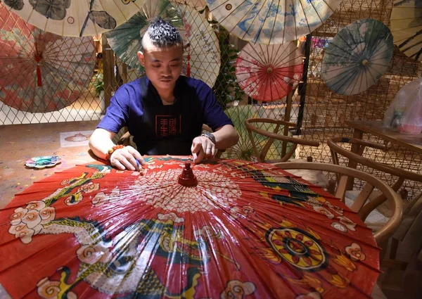 Seventh Generation Successor Luzhou Oil Paper Umbrella Wanlun Makes Oil — Stock Photo, Image