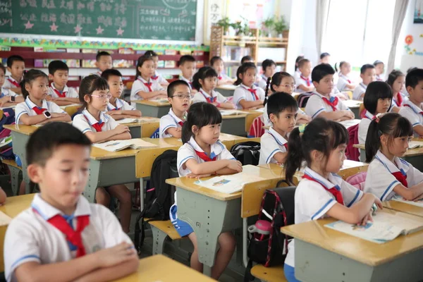 Ученики Посещают Занятия Начальной Школе Хайкоу Йинкай Городе Хайкоу Провинция — стоковое фото