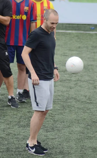 Footballeur Espagnol Andres Iniesta Donne Coup Pied Ballon Lors Événement — Photo