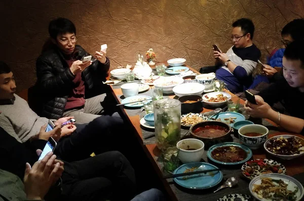 Gente Usa Sus Teléfonos Inteligentes Después Comer Víspera Navidad Beijing — Foto de Stock