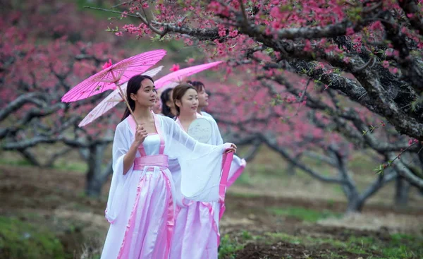 中国漢の衣装に身を包んだ学生 2017 日中国南部の広東省連州市で桃の花まつりを記念するイベントに出席します — ストック写真