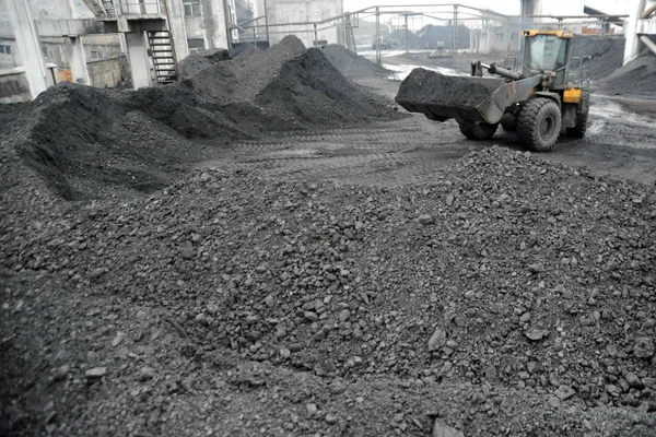 Ein Radlader Stapelt Kohle Einem Kohlebergwerk Der Stadt Huaibei Der — Stockfoto