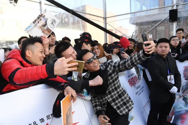 香港演员唐尼 延在2017年2月9日于中国北京举行的电影 Xxx 卡奇的回归 首映式上登上红毯 与粉丝们合影 — 图库照片