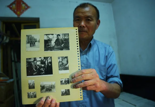 Пожилой Китаец Ган Фубао Показывает Фотографии Которых Работает Техником После — стоковое фото
