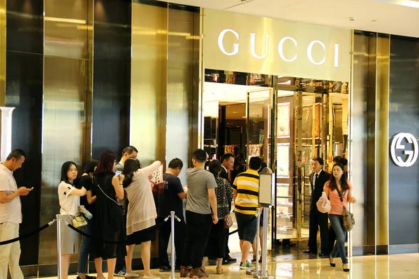 Plik Chiński Kupujących Kolejce Poza Butiku Mody Gucci Podczas Imprezy — Zdjęcie stockowe