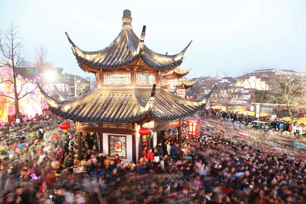Turistas Reúnem Para Celebrar Festival Das Lanternas Templo Confúcio Cidade — Fotografia de Stock