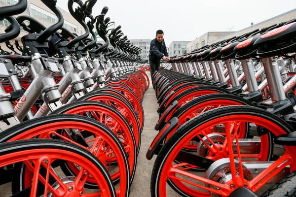 Des Travailleurs Chinois Alignent Des Vélos Nouvellement Fabriqués Service Chinois — Photo