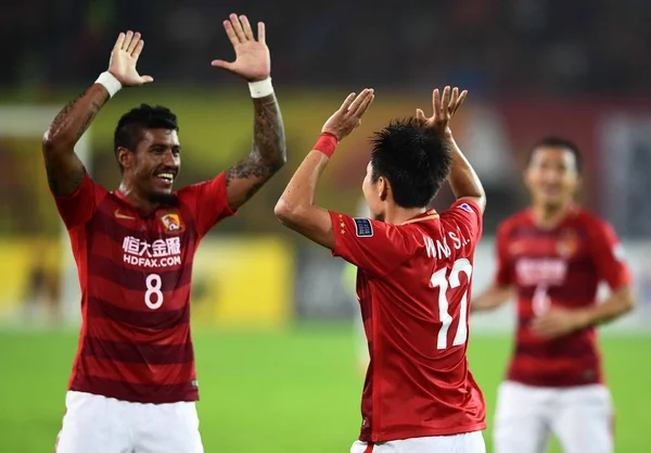 Giocatore Calcio Brasiliano Paulinho Sinistra Wang Shangyuan Della Cinese Guangzhou — Foto Stock