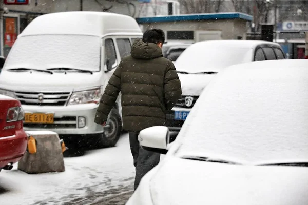 Pieszych Spacerów Śniegu Ubranych Pojazdów Ciężkich Śniegu Pekinie Chiny Lutego — Zdjęcie stockowe