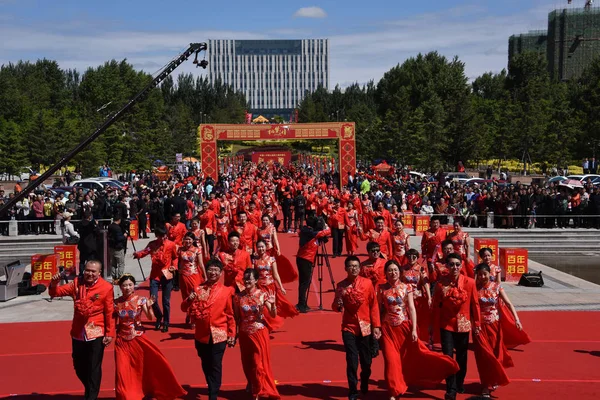 233 Parejas Jóvenes Chinas Vestidas Con Trajes Novia Chinos Tradicionales — Foto de Stock