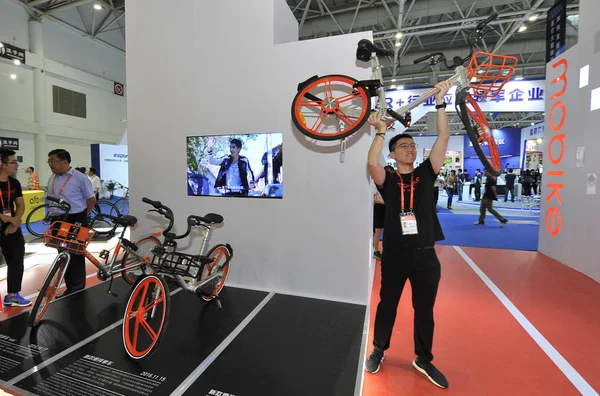 Emplyee Displays Bicycle Stand Chinese Bike Sharing Service Mobike Exhibition — Stock Photo, Image