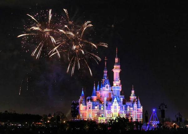 Fogos Artifício Explodem Sobre Castelo Disney Durante Cerimônia Celebração Primeiro — Fotografia de Stock