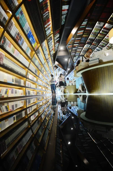 Los Clientes Leen Libros Librería Zhongshuge Ciudad Yangzhou Provincia Jiangsu —  Fotos de Stock