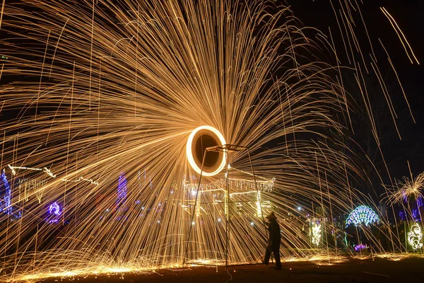 Performer Turns Wheel Spinning Molten Iron Create Sparks Create Sparks — Stock Photo, Image