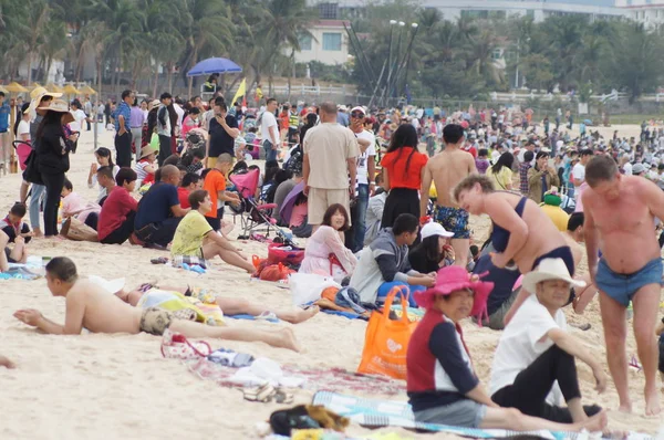 2017年1月28日 在中国南方海南省三亚市 游客聚集在海滩度假村庆祝中国农历新年 也就是春节 — 图库照片