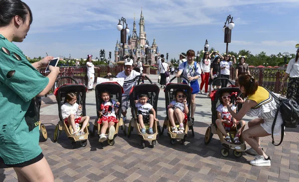 Les Touristes Prennent Des Photos Avec Château Disney Lors Cérémonie — Photo