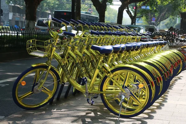 Golden Bicycles Chinese Bike Sharing Service Lined Road Hangzhou City — стоковое фото