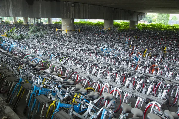 中国の自転車共有サービスの自転車は 2017 日中国東部の浙江省杭州市の駐車場で並んでいます — ストック写真